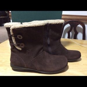 Clark’s Nwot brown suede side zip boot.